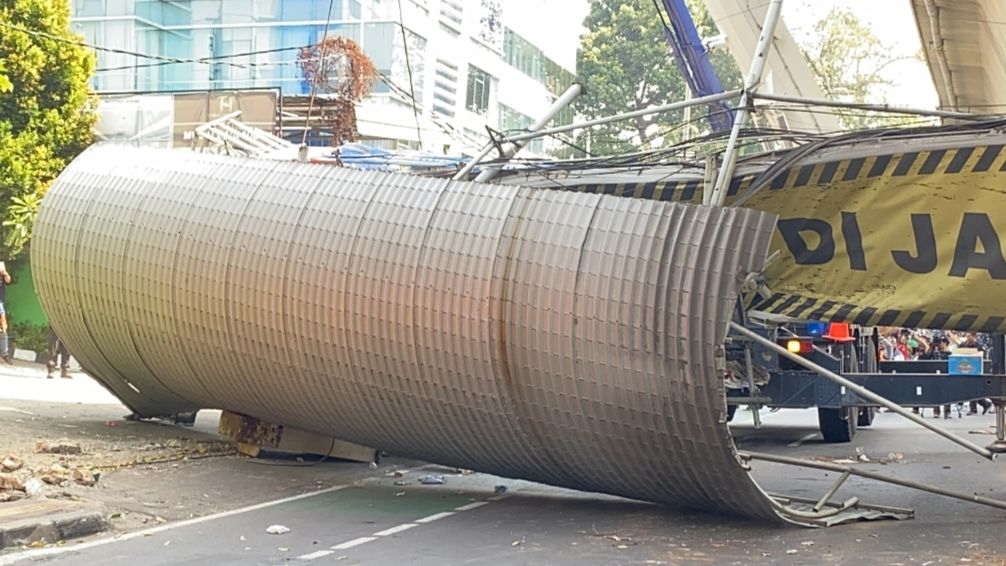 Pembongkaran JPO Kapten Tendean usai ditabrak truk crane <b>(NTVNews)</b>