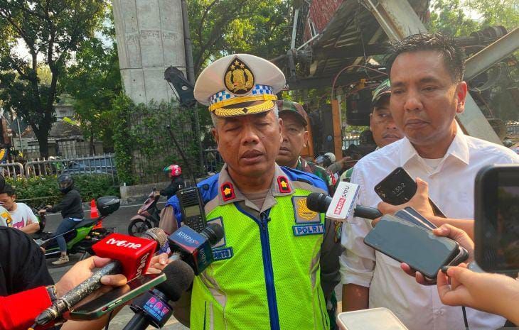 Kasat Lantas Polres Metro Jakarta Selatan, Kompol Mujiyanto memberikan keterangan kepada wartawan di lokasi truk angkut alat berat (crane) tersangkut jembatan penyeberangan orang (JPO) di Jalan Kapten Tendean di kawasan Mampang Prapatan, Jakarta Selatan, Selasa, 14 Juli 2026 <b>(Antara)</b>