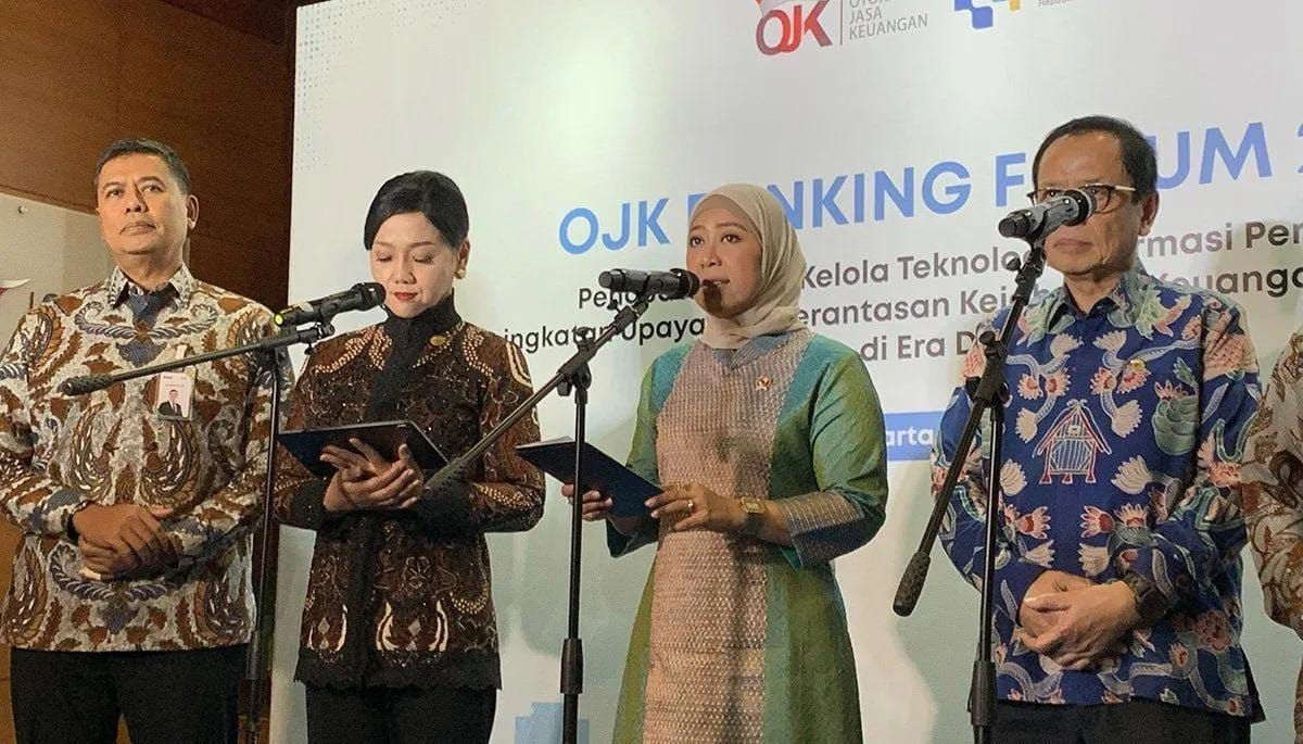 Menteri Komunikasi dan Digital Meutya Hafid (kedua dari kanan) menyampaikan keterangan kepada wartawan usai menghadiri acara OJK Banking Forum 2026 di Kompleks Perkantoran Bank Indonesia, Jakarta Pusat pada Selasa, 14 Juli 2026 <b>(Antara)</b>