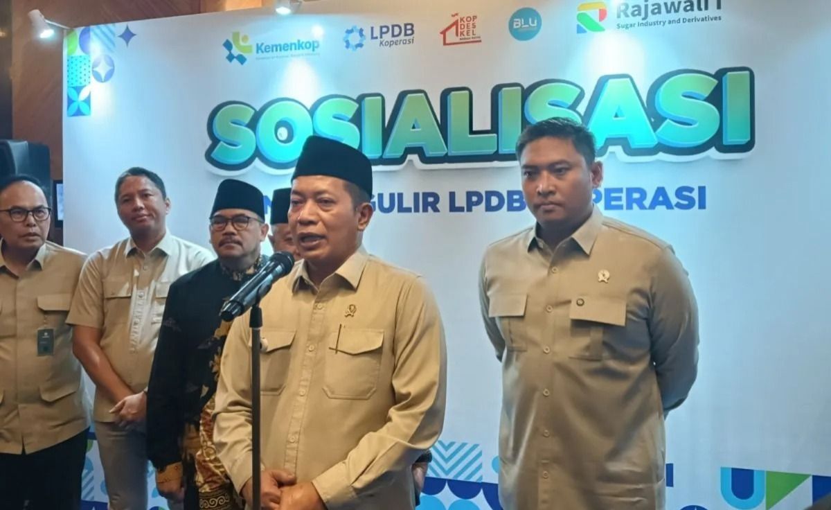 Menteri Koperasi Ferry Juliantoro, didampingi Wakil Menteri Pertanian Sudaryono, saat menyampaikan pernyataan pada media, di Semarang, Jateng, Selasa, 14 Juli 2026. <b>(Antara)</b>