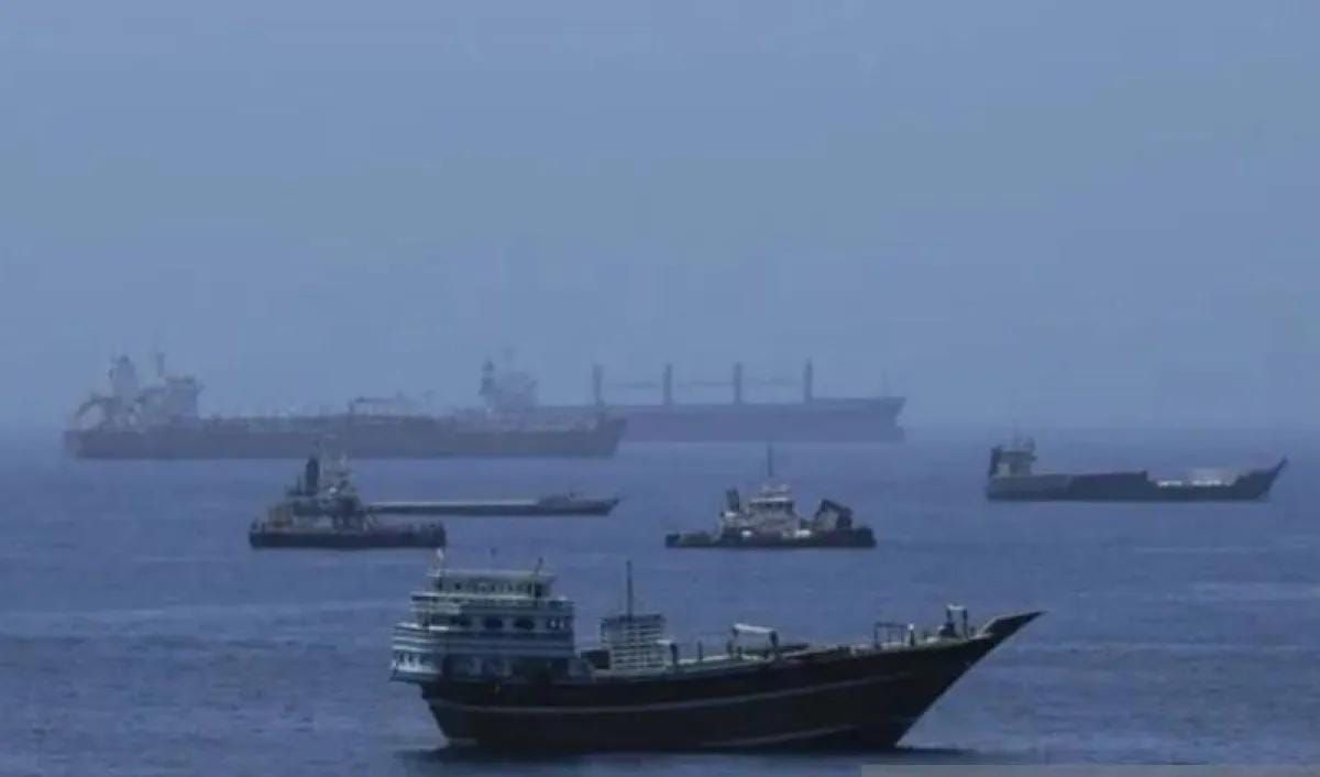 Kapal kargo komersial dan kapal tanker minyak mentah yang sedang berlabuh di Teluk Oman, di lepas pantai Muscat, Oman, pada 21 Juni 2026, saat mereka bersiap untuk melintasi Selat Hormuz yang krusial <b>(Antara)</b>