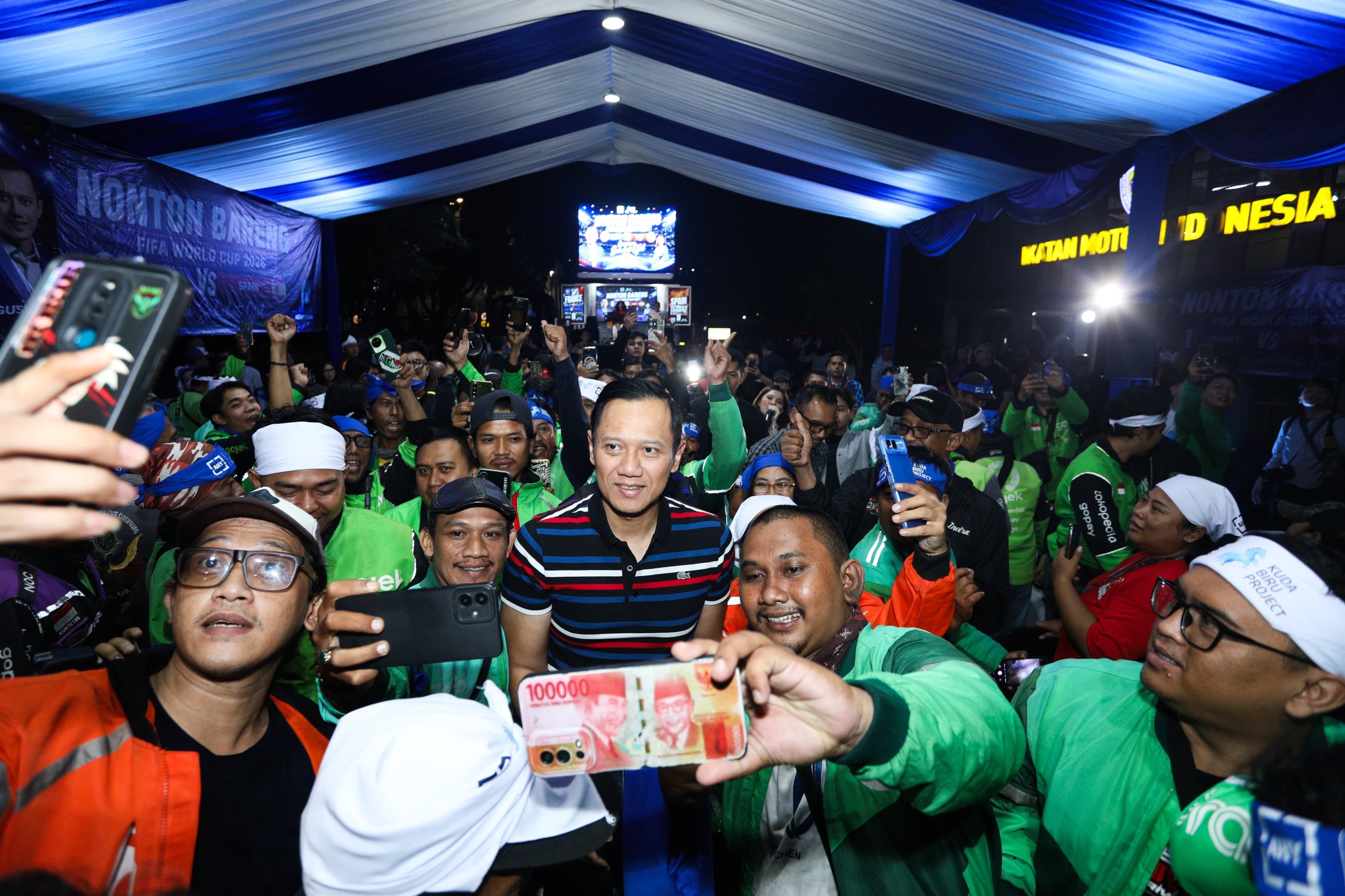 AHY berswafoto bersama driver ojol. 
