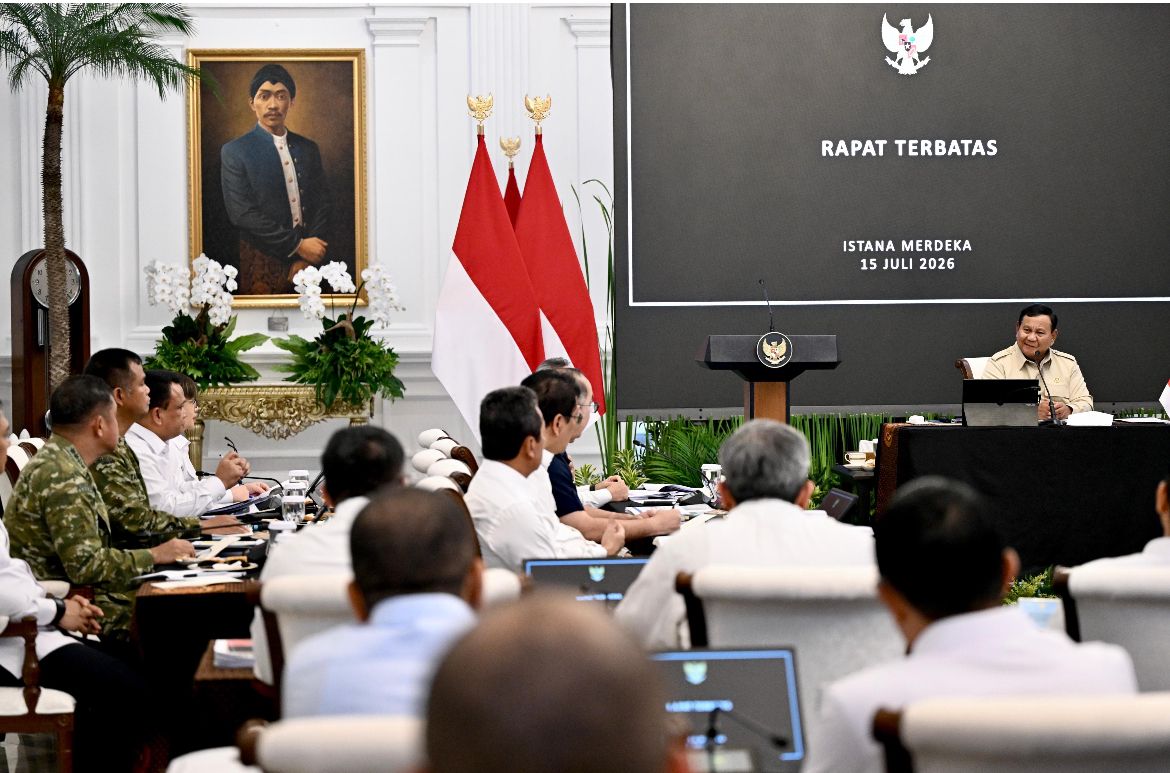 Prabowo Sunianto dan Jajaran Kabinet Lakukan Rapat Terbatas di Istana <b>(Sekretariat Presiden)</b>