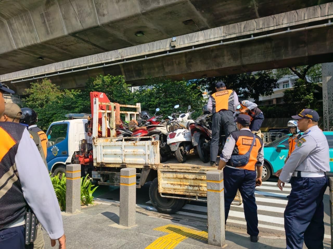 21 Motor Parkir di Trotoar Jalan Prof Dr Satrio Diangkut Sudinhub Jaksel <b>(Dishub DKI)</b>