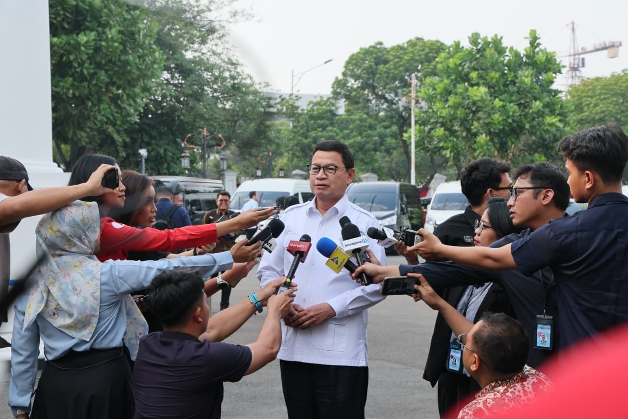 Kepala BPOM RI Taruna Ikrar menyampaikan keterangan kepada awak media di kompleks Istana Negara terkait komitmen BPOM mengawal keamanan, mutu, dan legalitas produk yang dipasarkan melalui Program Koperasi Merah Putih