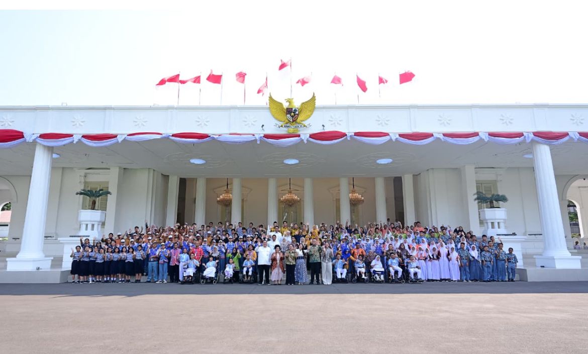 Senyum dan rasa antusias terpancar dari wajah para siswa sekolah luar biasa (SLB) saat melangkahkan kaki ke Istana Kepresidenan Jakarta <b>(Sekretariat Presiden)</b>