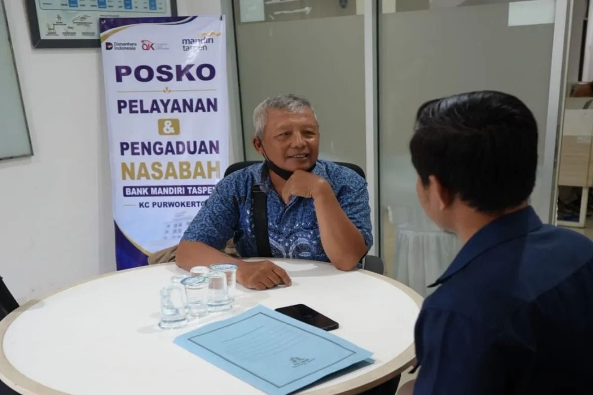 Ilustrasi - Salah seorang nasabah pensiunan mendatangi Posko Pengaduan di Bank Mandiri Taspen Kantor Cabang Purwokerto, Kabupaten Banyumas, Jawa Tengah, beberapa waktu lalu.  <b>(Antara)</b>