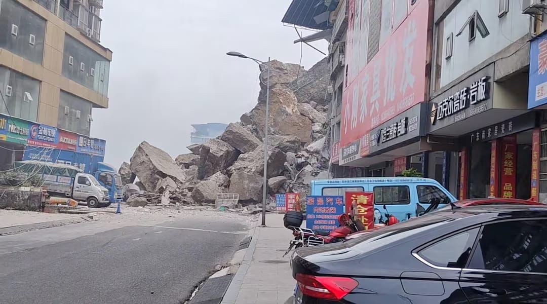 Puing-puing di lokasi bangunan yang runtuh akibat tanah longsor di Chongqing, Tiongkok, pada 17 Juli 2026, dalam tangkapan layar yang diambil dari sebuah video media sosial