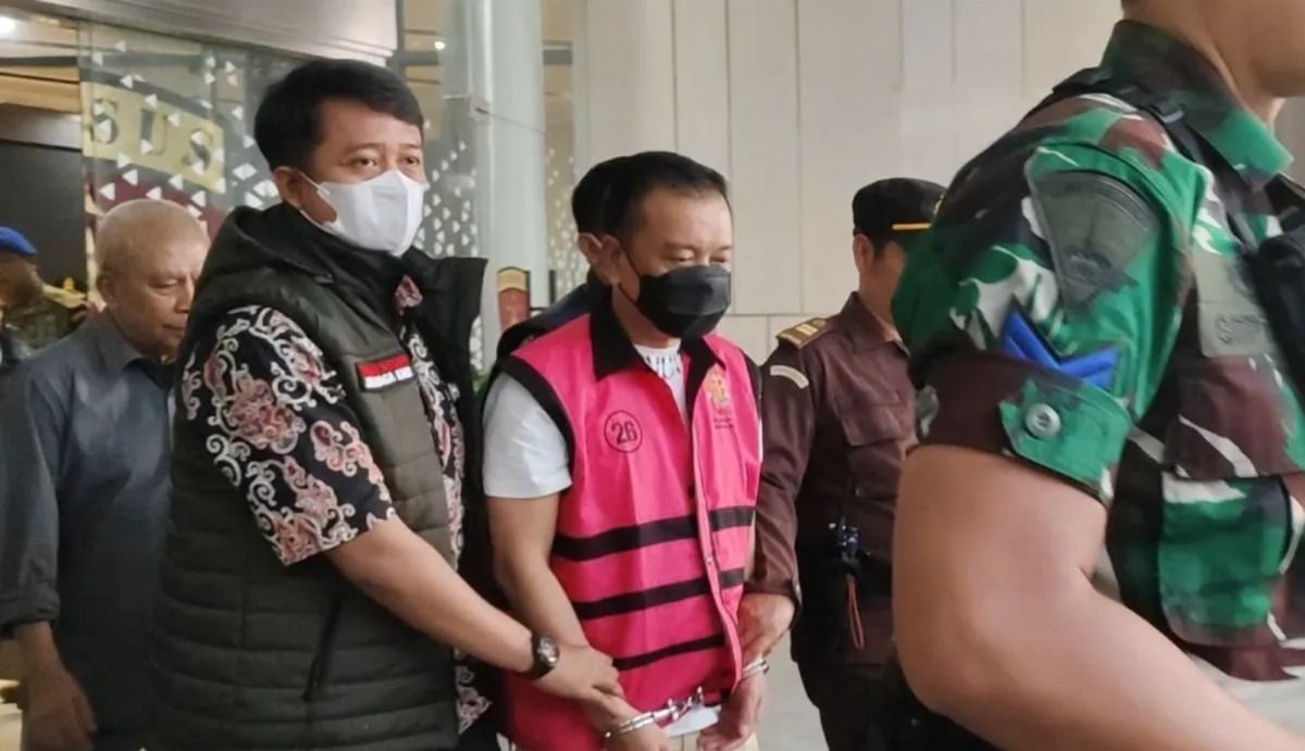 Tersangka kasus dugaan pencucian uang dalam proses penanganan hukum oleh penyelenggara negara pada perkara PT Asabri periode 2020-2024, Don Ritto (DR), digiring petugas menuju mobil tahanan di Gedung Jampidsus Kejagung, Jakarta, Jumat, 17 Juli 2026.  <b>(Antara)</b>