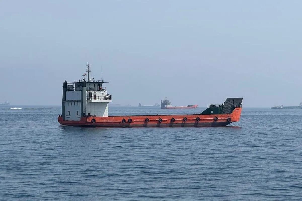 Foto yang diambil dengan telepon seluler, menunjukkan kapal-kapal dagang yang terdampar di perairan Selat Hormuz, dekat Khasab, sebuah kota kecil di Oman utara, 29 Mei 2026 <b>(Antara)</b>