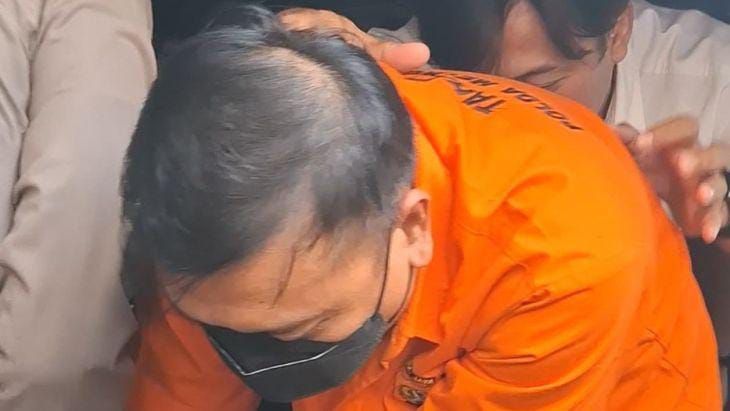 Tersangka kasus dugaan korupsi dan pencucian uang, DR (Don Ritto) digiring petugas masuk ke dalam Gedung Jampidsus Kejagung, Jakarta <b>(Antara)</b>