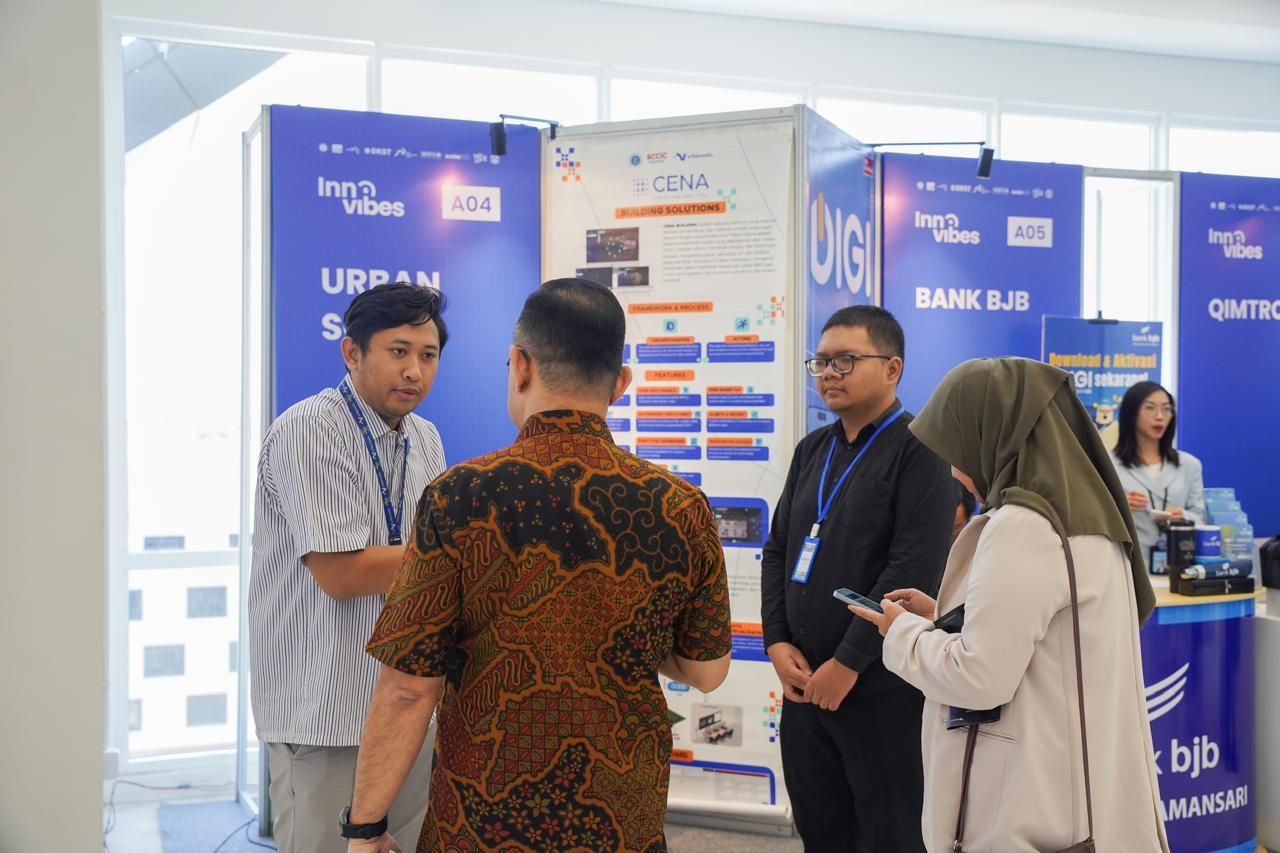 Suasana Industry Showcase InnoVibes 2026 di ITB Innovation Park, Bandung, Kamis (16/7). Melalui AIcosystem, Telkom memperkuat kolaborasi lintas sektor untuk mendorong pengembangan ekosistem AI nasional yang terintegrasi. <b>(Telkom)</b>