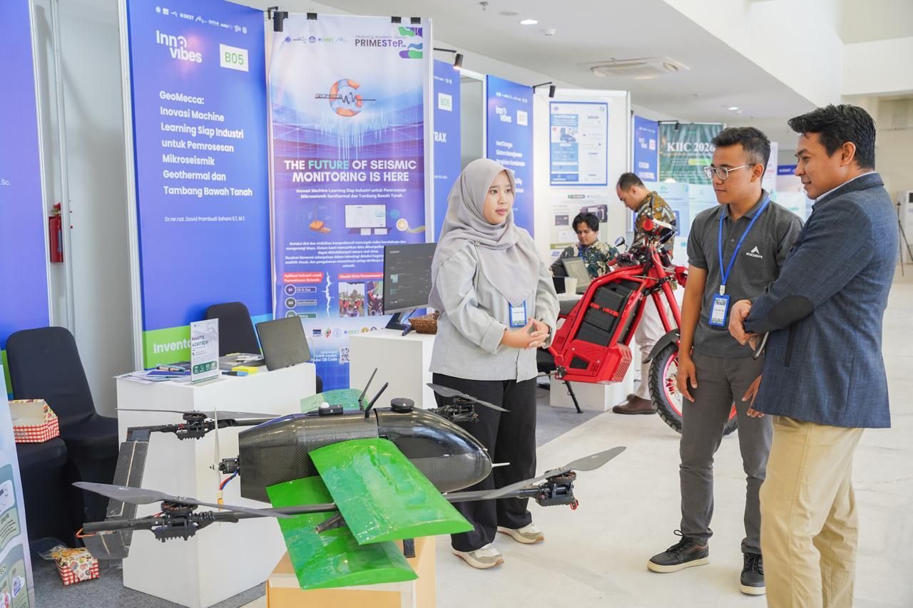 Suasana Industry Showcase InnoVibes 2026 di ITB Innovation Park, Bandung, Kamis (16/7). Melalui AIcosystem, Telkom memperkuat kolaborasi lintas sektor untuk mendorong pengembangan ekosistem AI nasional yang terintegrasi. <b>(Telkom)</b>