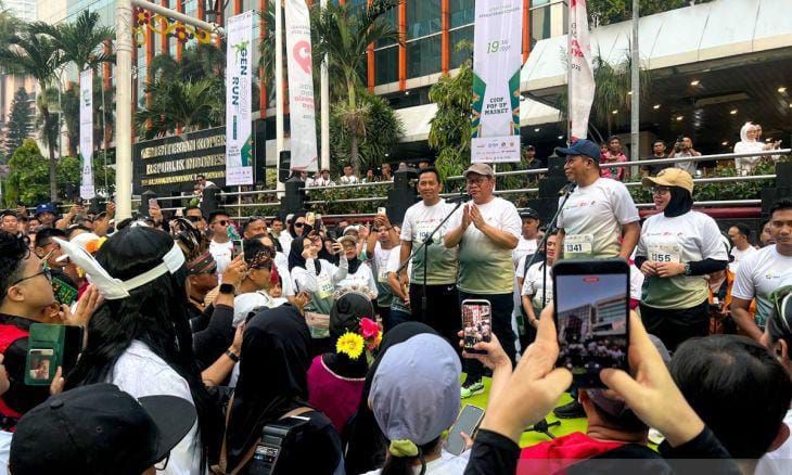 Menteri Koperasi Ferry Juliantono didampingi Wakil Menteri Koperasi Farida Farichah, Gubernur DKI Jakarta Pramono Anung melepas ribuan peserta Gen Coop Run di Jakarta, Minggu, 19 Juli 2026 <b>(Antara)</b>