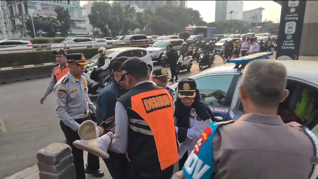 Petugas evakuasi korban kecelakaan lalu lintas beruntun yang terjadi di Jalan MT Haryono, Pancoran, Jakarta Selatan, Senin (20/7/2026). <b>(Ntvnews.id/Dishub DKI)</b>