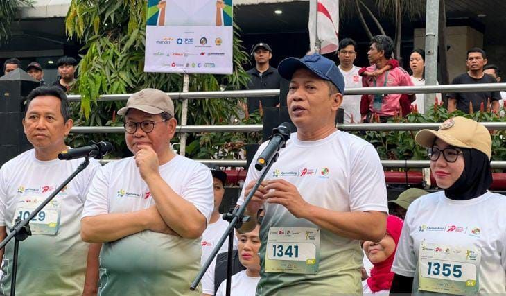 Menteri Koperasi Ferry Juliantono didampingi Wakil Menteri Koperasi Farida Farichah, Gubernur DKI Jakarta Pramono Anung melepas ribuan peserta Gen Coop Run di Jakarta, Minggu, 19 Juli 2026 <b>(Antara)</b>