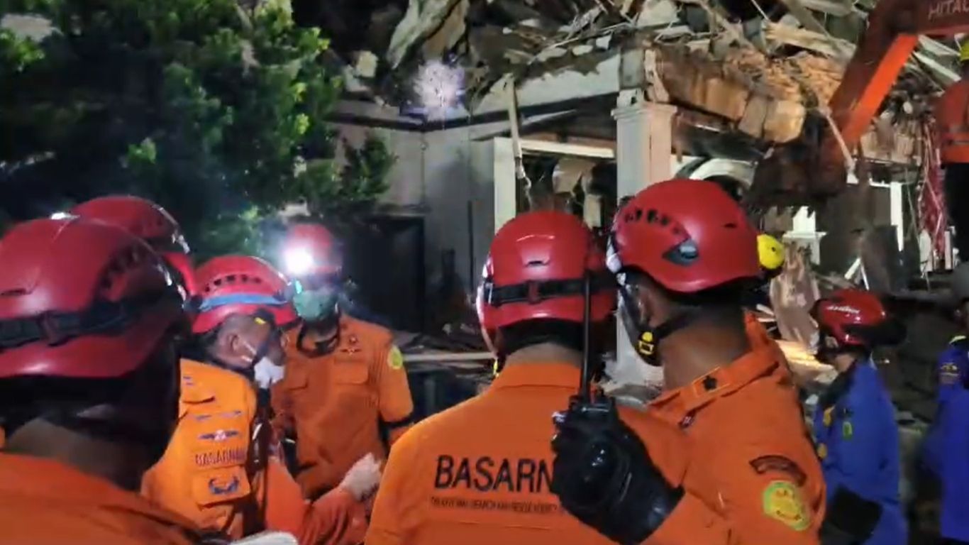 Basarnas evakuasi di rumah yang meledak di Medan <b>(Sumber: Basarnas)</b>