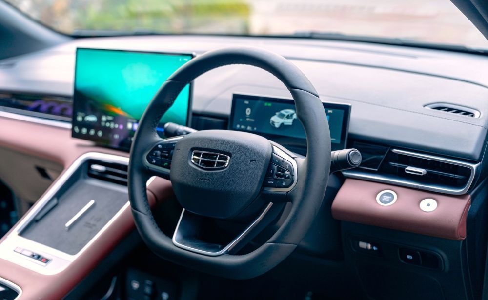 Geely Coolray menawarkan layar sentuh 14,6 inci HD, panel instrumen digital 8,88 inci, Apple CarPlay, Android Auto, wireless charging, hingga ambient light 72 warna. (Foto: Dok/Istimewa/Geely Auto Indonesia) 