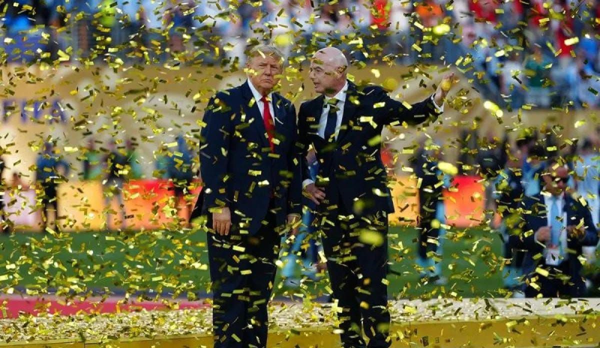 Presiden AS Donald Trump (kiri) berbincang dengan Presiden FIFA Gianni Infantino saat upacara pemberian penghargaan setelah pertandingan final antara Spanyol dan Argentina di Piala Dunia FIFA 2026 di Stadion New York New Jersey, Amerika Serikat, Ming <b>(Antara)</b>