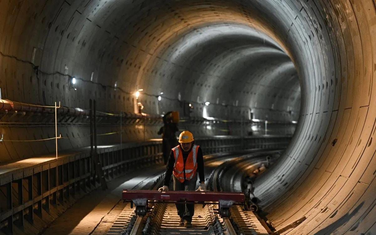 Pekerja melakukan uji coba perlintasan jalur kereta MRT Fase 2A CP 201 di kawasan Gambir, Jakarta, Rabu, 22 Juli 2026.  <b>(Antara)</b>