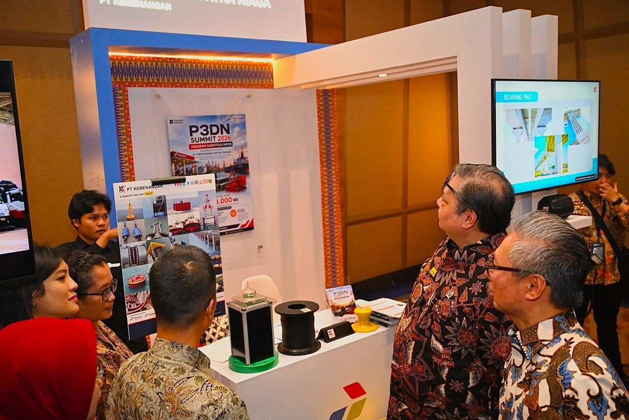 Menteri Koordinator Bidang Perekonomian Republik Indonesia, Airlangga Hartarto mengunjungi salah satu booth Pertamina saat acara Peningkatan Penggunaan Produk Dalam Negeri (P3DN) Summit 2026 di Grha Pertamina, Jakarta pada Rabu, 22 Juli 2026.