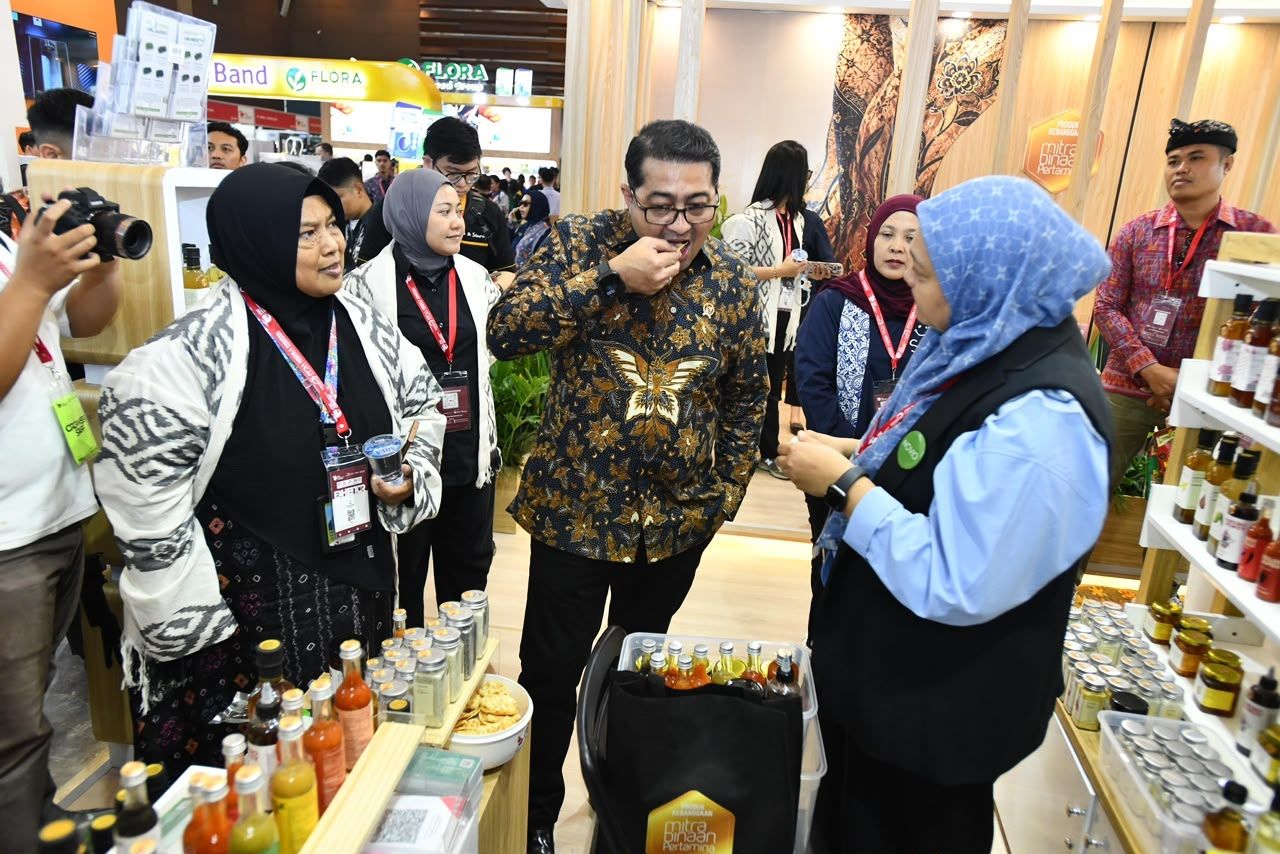 Menteri Ekonomi Kreatif Republik Indonesia Teuku Riefky Harsya didampingi Manager SMEPP Pertamina Fety mencicipi salah satu makanan di Booth UMKM Mitra Binaan Pertamina diacara Food &amp; Hospitality Indonesia (FHI) 2026, pada selasa, 21 Juli 2026, di Jakarta International Expo (JIEXPO) Kemayoran