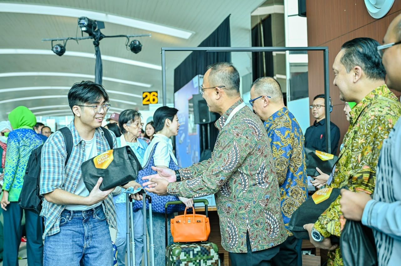 Corporate Secretary PT Pertamina (Persero), Arya Dwi Paramita bersama Direktur Utama PT Pelita Air Service, Faik Fahmi, memberikan souvenir produk mitra binaan kepada para penumpang Pelita Air saat acara Grand Launching PAS Sky Shop Lokal Terbang Tinggi &ldquo;Terbang Bersama Pelita Air dan Dukung Lokal Berdaya&rdquo; yang diselenggarakan di Terminal 3 Bandara Soekarno Hatta, Tangerang, Kamis, 23 Juli 2026.