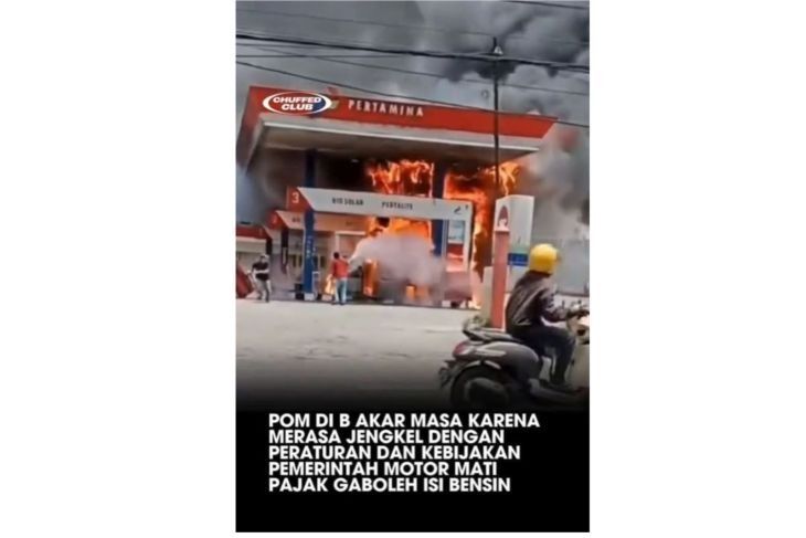 Unggahan yang menarasikan SPBU dibakar massa karena aturan pajak mati tidak boleh isi bensin pada 2026. Faktanya, gambar yang beredar merupakan dokumentasi kebakaran SPBU Oyon di Kota Subulussalam, Aceh, pada Oktober 2024. (Facebook). <b>(Antara)</b>