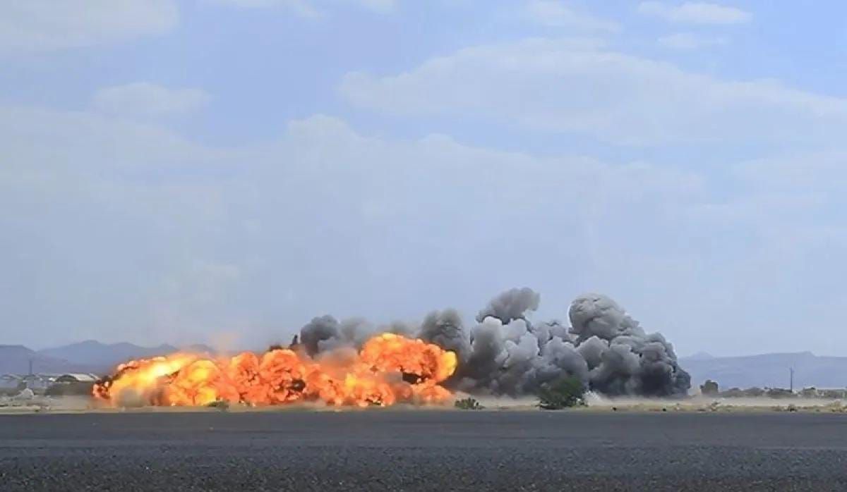 Asap mengepul setelah serangan udara di Bandara Internasional Sanaa di Sanaa, Yaman, pada 13 Juli 2026. Televisi Al-Masirah yang dikelola Houthi, Senin, 13 Juli 2026, mengatakan Arab Saudi melancarkan serangan udara di landasan pacu Bandara Internasi <b>(Antara)</b>