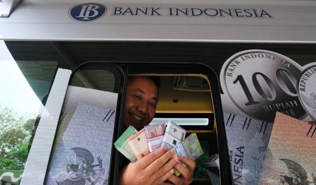 Arsip - Petugas memperlihatkan uang pecahan rupiah yang disediakan untuk penukaran pada mobil kas keliling Bank Indonesia dalam program Semarak Rupiah Ramadhan dan Berkah Idul Fitri (Serambi) 2026 di halaman Kantor Camat Pontianak Tenggara, Pontianak <b>(Antara)</b>