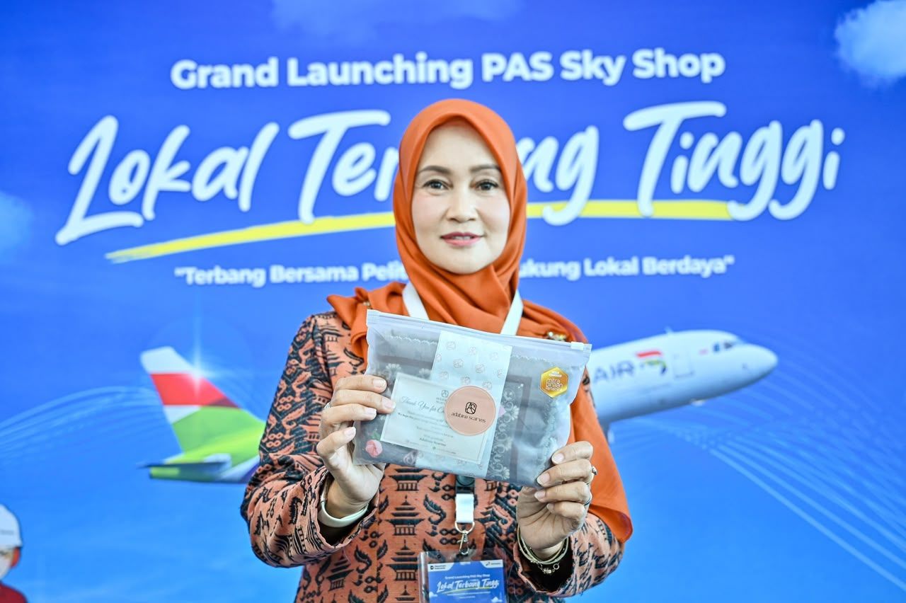 Ibu Heni Sulistyorini, owner dan founder Adabina Scarves, brand Fashion Muslimah dari Bogor. Adabina Scarves mengembangkan 3 produk dengan motif spesial yang hanya bisa didapatkan di PAS Sky Shop : Premium Hijab Cakra Puspa dan Kawung Arum, serta Mukenah Travel Kawung Nirmala.