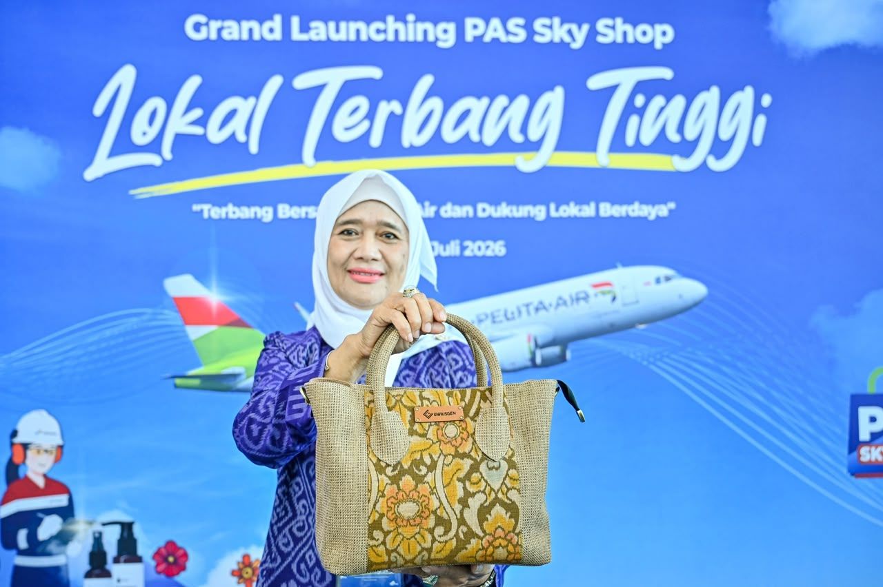 Ibu Rosylawati, owner dan founder Uwais Craft dengan produk unggulan fashion craft berbahan dasar kain tenun endek khas Bali yang dikreasikan menjadi beragam produk fashion cantik dan modern. Ada 2 produk Uwais Craft di PAS Sky Shop, yaitu : Uwaisgen Foldable Tote Bag dan Uwaisgen Cano Bag (pouch).