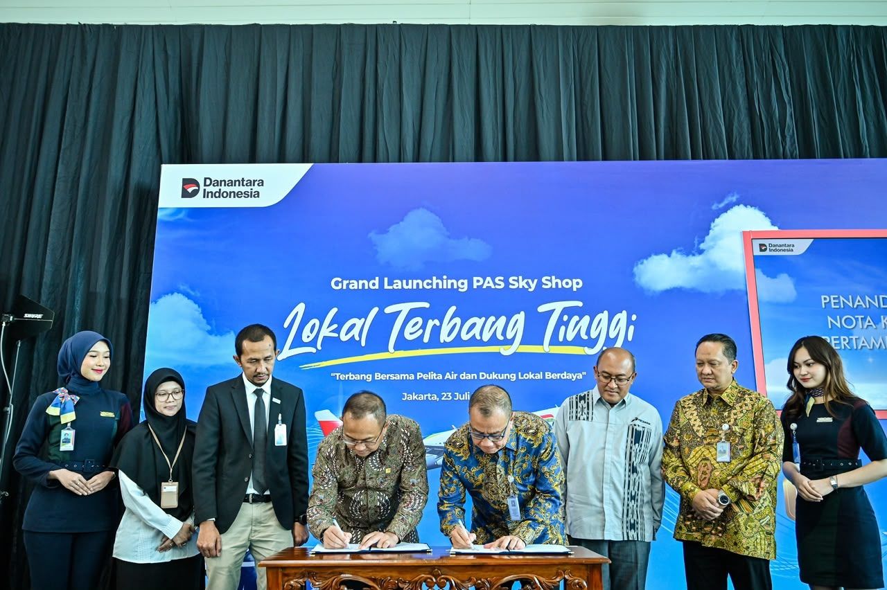 Direktur Utama PT Pelita Air Service, Faik Fahmi bersama Corporate Secretary PT Pertamina (Persero), Arya Dwi Paramita melakukan penandatanganan MOU antara PT Pertamina (Persero) dengan Pelita Air Service saat acara Grand Launching PAS Sky Shop Lokal Terbang Tinggi &ldquo;Terbang Bersama Pelita Air dan Dukung Lokal Berdaya&rdquo; yang diselenggarakan di Terminal 3 Bandara Soekarno Hatta, Tangerang, Kamis, 23 Juli 2026.