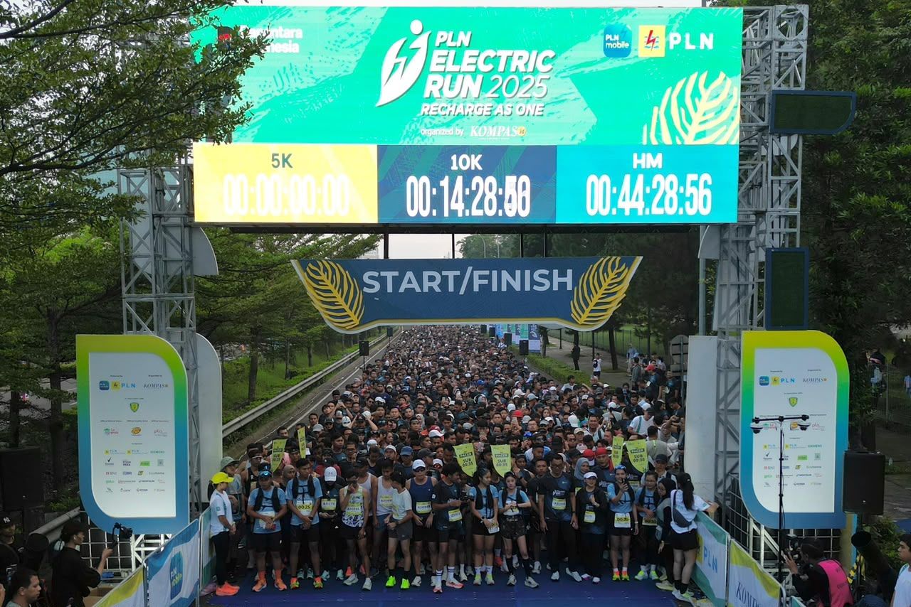 Para peserta memadati garis start sebelum flag off PLN Electric Run 2025 di kawasan Indonesia Convention Exhibition (ICE) Bumi Serpong Damai, Tangerang tahun lalu. Pada gelaran tersebut, lebih dari 7.500 peserta yang terbagi dalam 3 kategori, yakni 5 <b>(PLN Electric Ru)</b>