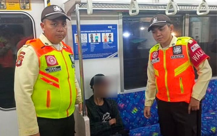 Pria Bergelantungan di Luar Kereta <b>(KAI Commuter)</b>