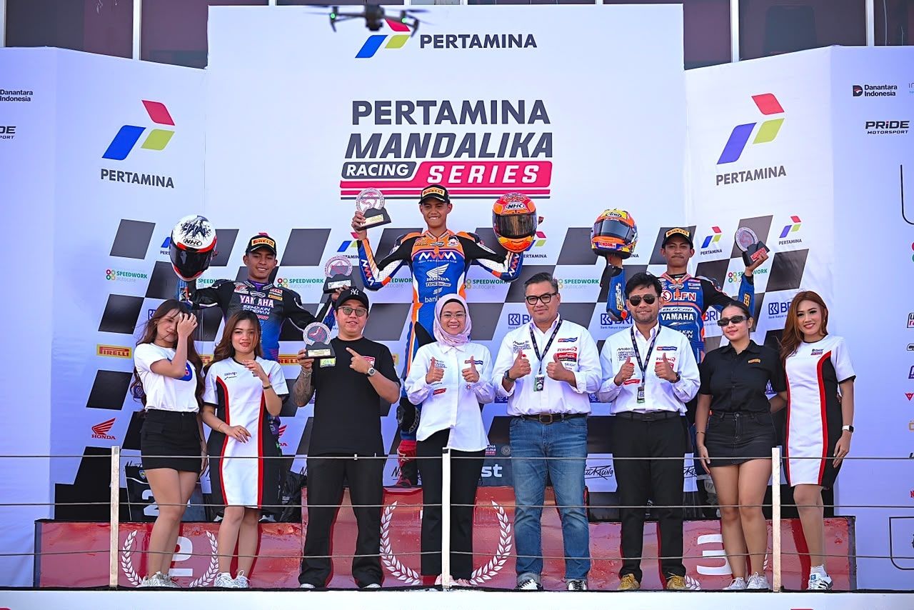 VP Corporate Communication PT Pertamina (Persero), Muhammad Baron berfoto bersama riders saat kegiatan Pertamina Mandalika Racing Series 2026 Round 3 yang diselenggarakan di Pertamina Mandalika International Sirkuit, Lombok Tengah, Lombok, Nusa Tengg <b>(Pertamina)</b>