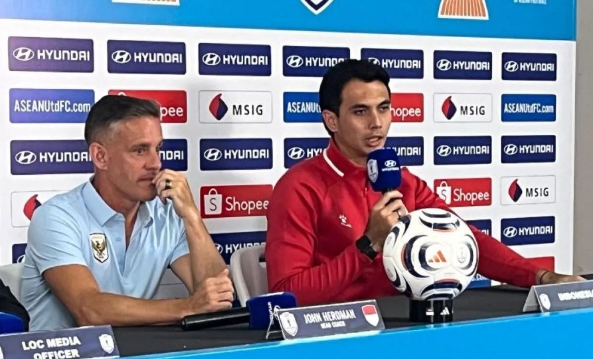 Pelatih kepala Timnas Indonesia John Herdman bersama kiper Timnas Indonesia Nadeo Argawinata dalam konferensi pers pralaga di Stadion Pakansari, Kabupaten Bogor, Jawa Barat, Minggu, 26 Juli 2026. <b>(Antara)</b>