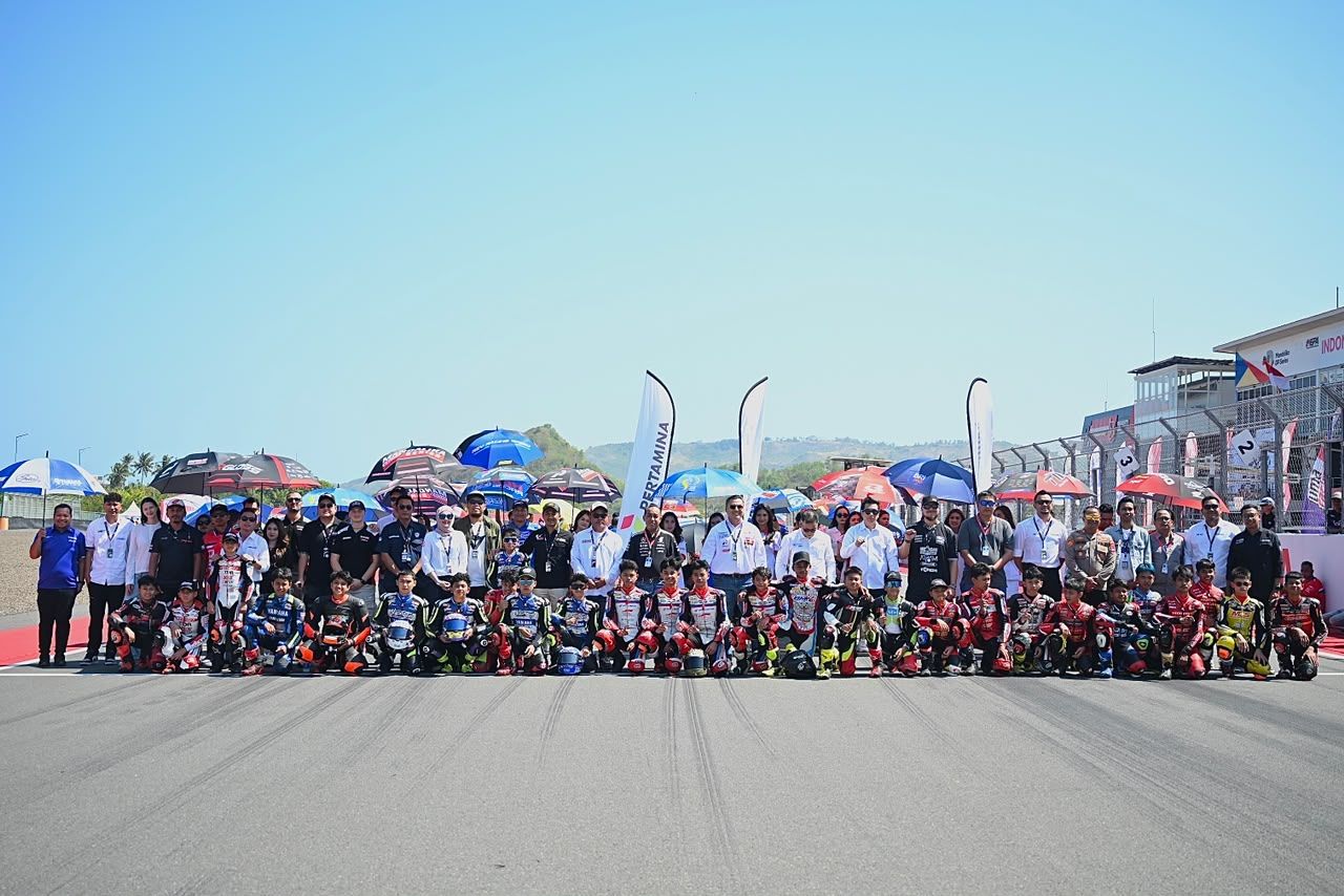 VP Corporate Communication PT Pertamina (Persero), Muhammad Baron berfoto bersama riders saat kegiatan Pertamina Mandalika Racing Series 2026 Round 3 yang diselenggarakan di Pertamina Mandalika International Sirkuit, Lombok Tengah, Lombok, Nusa Tengg <b>(Pertamina)</b>
