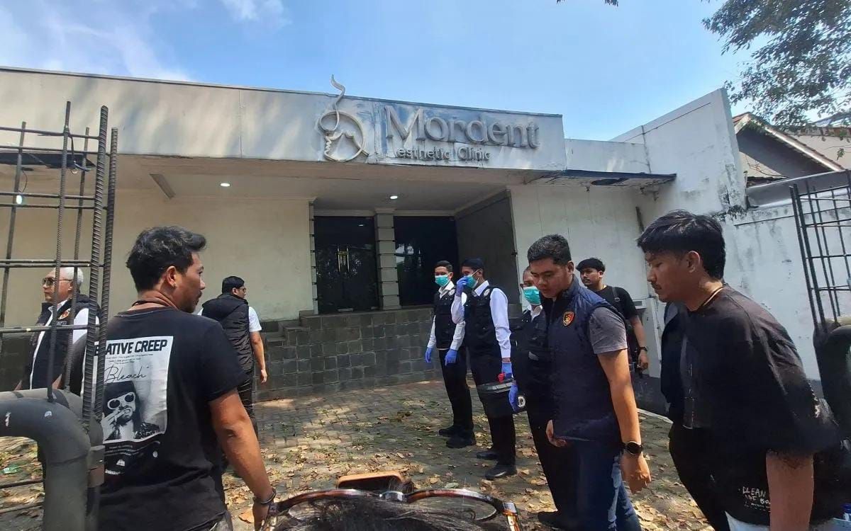 Kepolisian melakukan olah tempat kejadian perkara (TKP) kematian penjaga rumah sekaligus kepala rumah tangga mantan Jaksa Agung Muda Bidang Tindak Pidana Khusus (Jampidsus) Febrie Adriansyah, Sutrimo di depan klinik kawasan Kebayoran Baru, Jakarta Se <b>(Antara)</b>