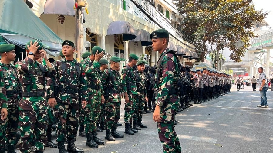 TNI-Polri Berjaga di Tambak Menteng Usai Bentrok Maut <b>(NTVNews.id/Adiansyah)</b>