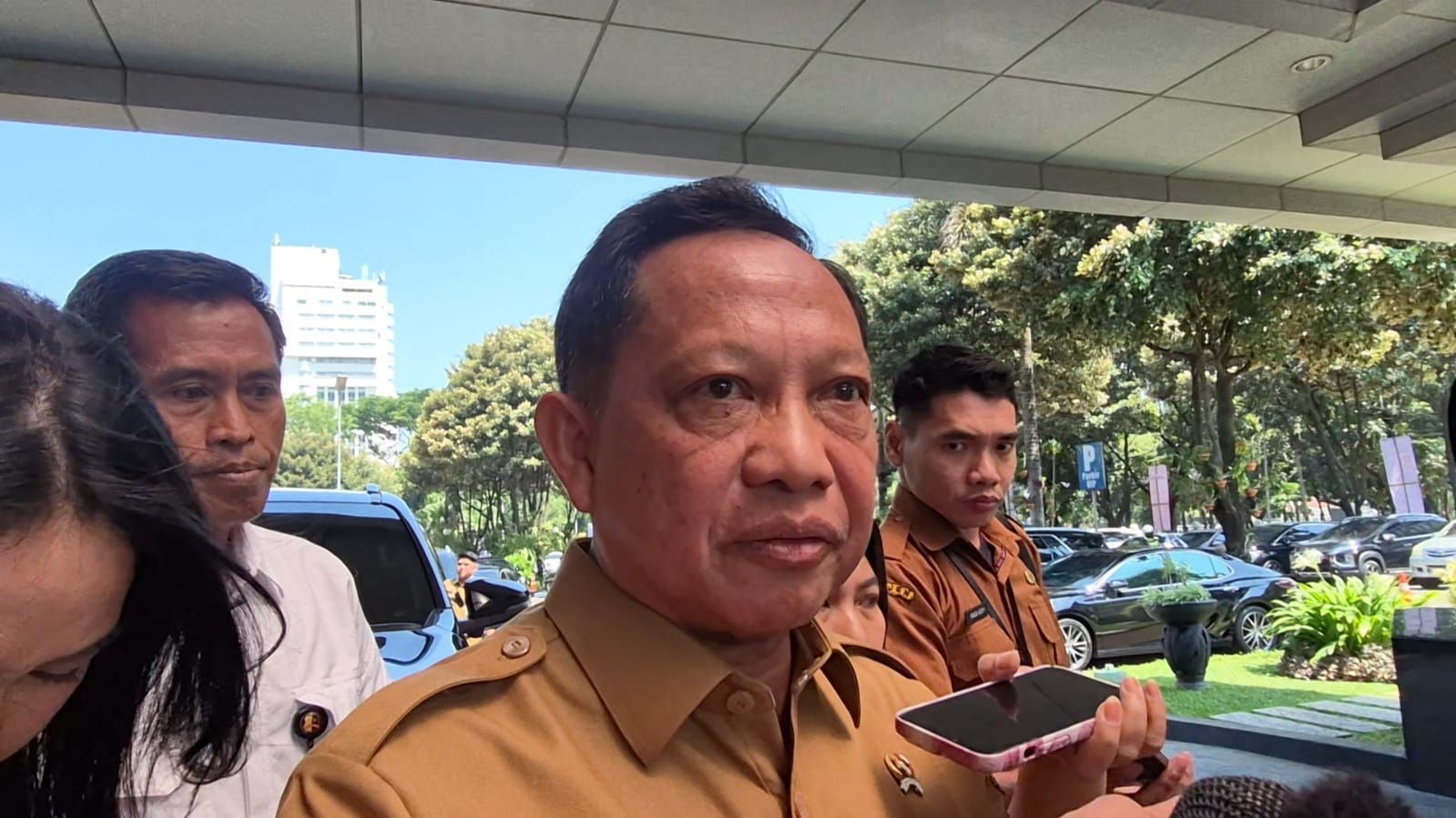 Menteri Dalam Negeri (Mendagri) Tito Karnavian meminta pemerintah daerah efisiensi anggaran untuk menjaga keberlangsungan pembayaran gaji pegawai khususnya PPPK dan tenaga honorer. <b>(Ntvnews.id-Muslimin Trisyuliono)</b>