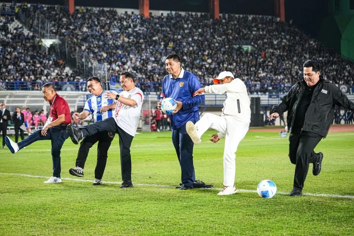 Menteri Dalam Negeri Muhammad Tito Karnavian (ketiga dari kiri) menghadiri pembukaan Piala Presiden Tahun 2026 di Stadion Si Jalak Harupat, Kabupaten Bandung, Jawa Barat <b>(Antara)</b>