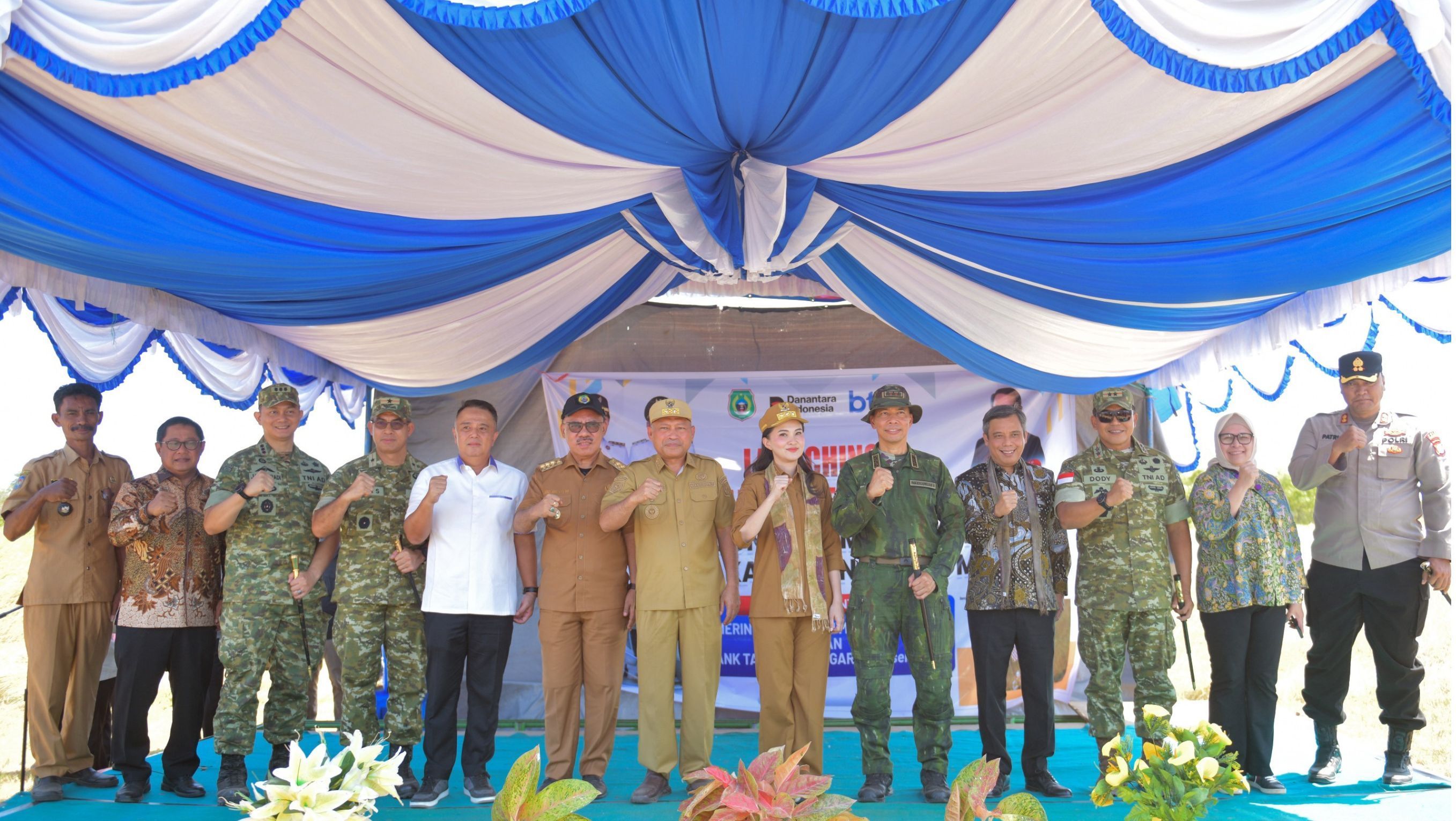 Direktur Utama PT Bank Tabungan Negara (Persero) Tbk Nixon LP Napitupulu bersama Gubernur Maluku Utara Sherly Tjoanda  usai penyerahan bantuan Program Rumah Tidak Layak Huni (RTLH) dan peletakan batu pertama pembangunan rumah layak huni di Sidangoli, <b>(BTN)</b>