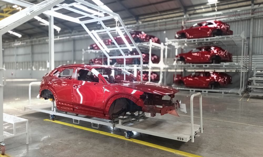 Mazda CX-30 menjadi model pertama yang diproduksi lokal di Mazda Plan Indonesia, Citeureup, Bogor, Jawa Barat. (Foto: Adiantoro/NTV)