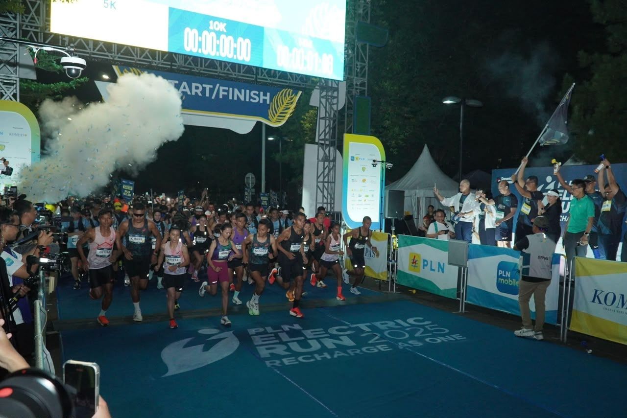 Para peserta memadati garis start saat flag off PLN Electric Run 2025 di kawasan Indonesia Convention Exhibition (ICE) Bumi Serpong Damai, Tangerang tahun 2025. Pada gelaran tersebut, lebih dari 7.500 peserta yang terbagi dalam 3 kategori, yakni 5K, 10K, dan half marathon ikut dalam ajang lari tahunan ramah lingkungan ini.