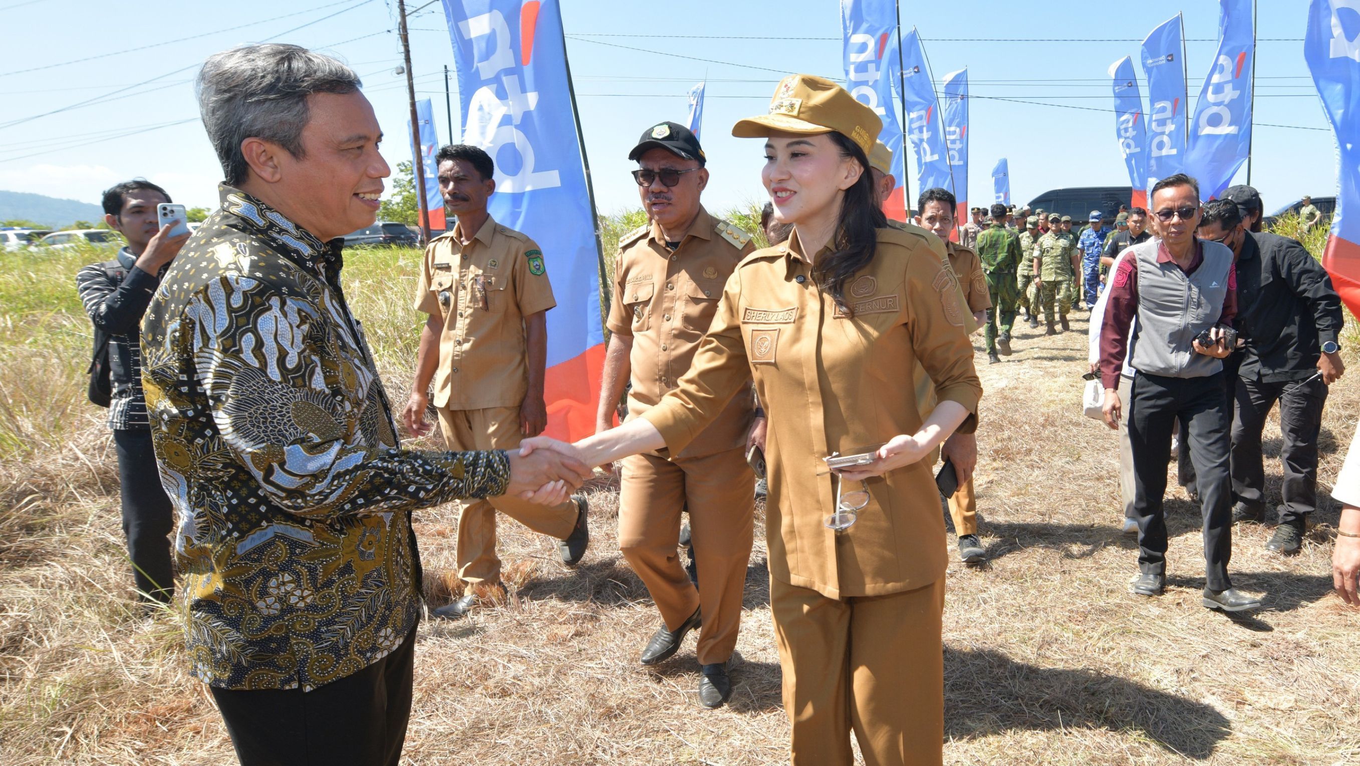 Direktur Utama PT Bank Tabungan Negara (Persero) Tbk Nixon LP Napitupulu bersama Gubernur Maluku Utara Sherly Tjoanda  usai penyerahan bantuan Program Rumah Tidak Layak Huni (RTLH) dan peletakan batu pertama pembangunan rumah layak huni di Sidangoli, Kecamatan Jailolo Selatan, Kabupaten Halmahera Barat, Maluku Utara, Senin (28/7).  <b>(BTN)</b>