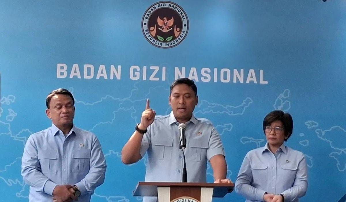Kepala BGN Sudaryono (tengah) bersama kedua wakilnya dalam konferensi pers peresmian media center di Kantor BGN, Jakarta Pusat, Rabu, 29 Juli 2026 <b>(Antara)</b>