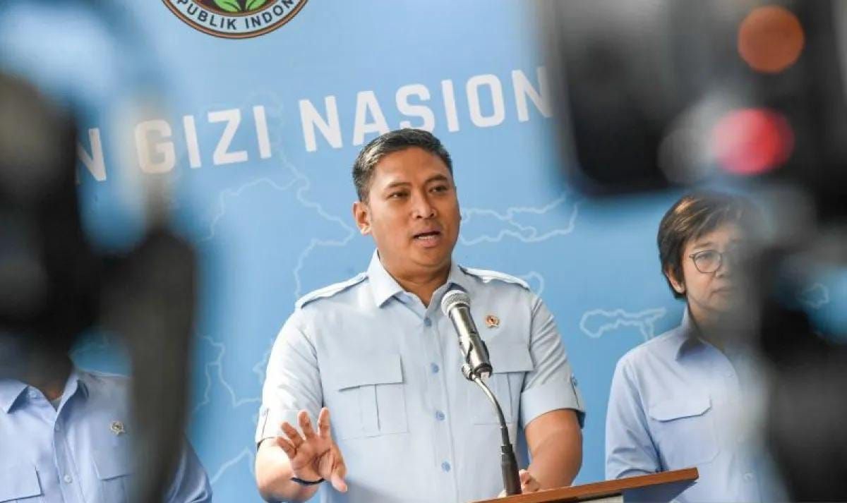 Kepala BGN Sudaryono (tengah) memberikan keterangan pers saat meresmikan Pusat Pelayanan Terpadu Badan Gizi Nasional (BGN) dan Media Center di kantor BGN Jakarta, Rabu, 29 Juli 2026. Fasilitas baru tersebut dibangun bertujuan untuk meningkatkan trans <b>(Antara)</b>