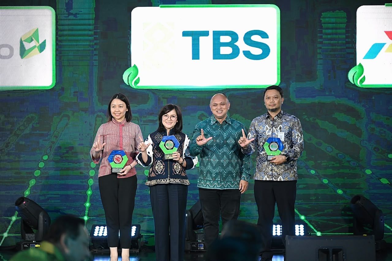 SVP Business Sustainability PT Pertamina (Persero), Wenny Ipmawan menerima penghargaan dalam acara Awarding IDX Channel Anugerah ESG 2026 di Main Hall Bursa Efek Indonesia, Jakarta pada Rabu (29/7). <b>(Pertamina)</b>