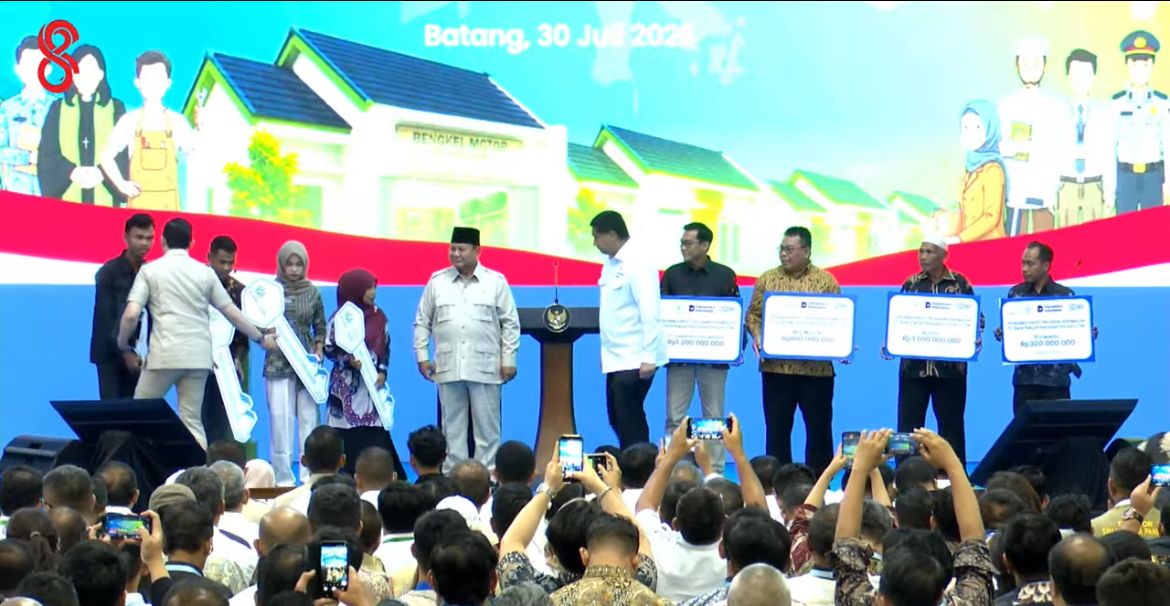 Prabowo Serahkan Kunci Rumah Subsidi kepada Penerima Manfaat KPR FLPP di Batang <b>(Istimewa)</b>